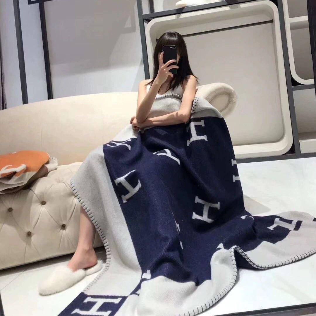 New collection 
Master 
Throw blanket in Merinos wool and cashmere (90%
rinos wool, 10% cashmere)
Size 135*170
👉🏽Blanket 
140 dhs🪙🌨️
👉🏽Pillows with feeling
80 dhs🪙🌨️

Zain99
♥️♥️♥️