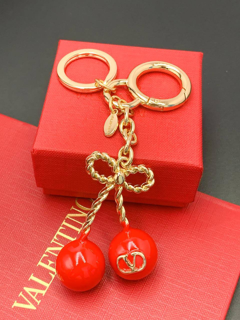 Valentino
65 dhs🪙💕 
Keychain 

Zain89
♥️♥️♥️