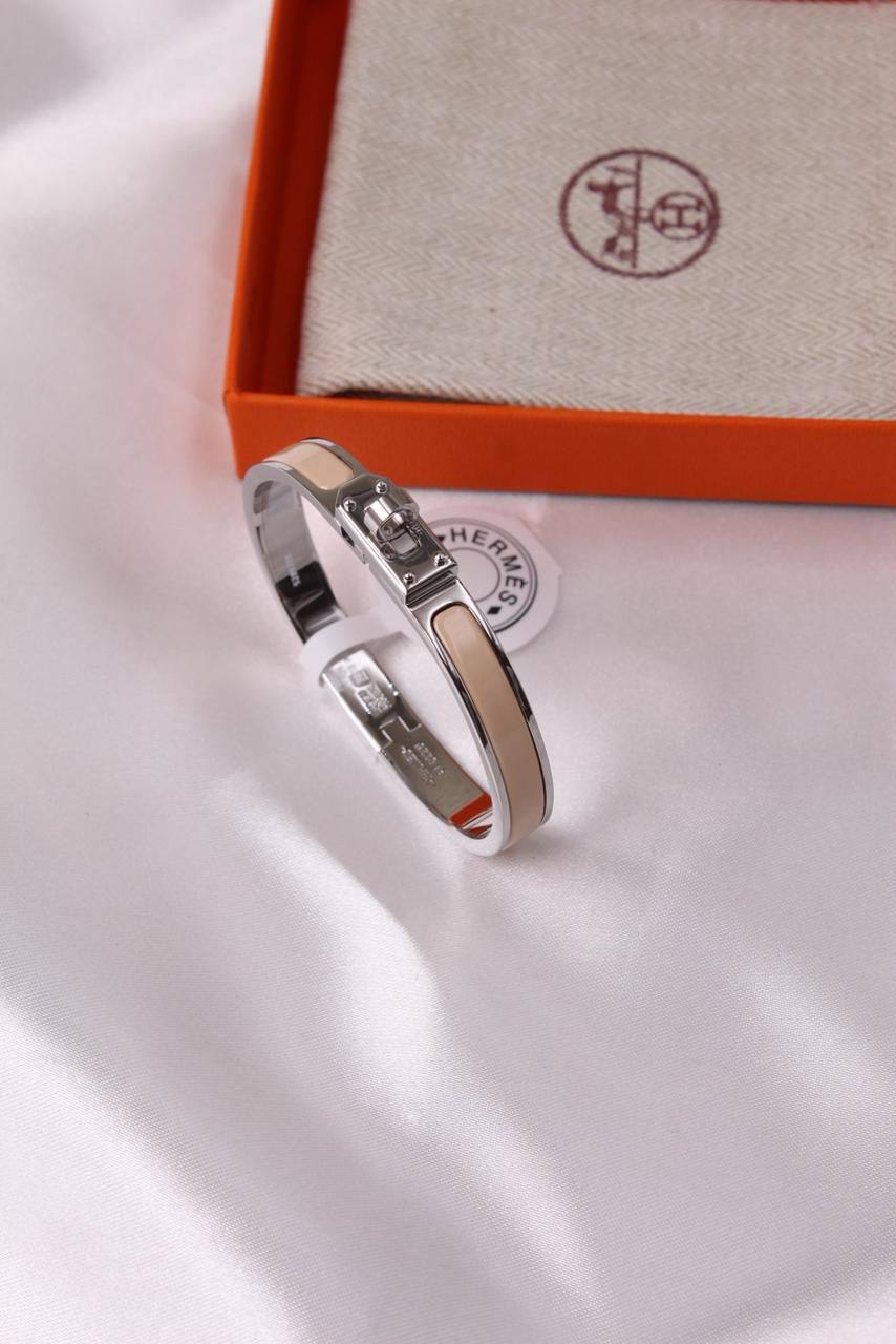 *HERMES*  🧡🐎
    *  ⬆️MINI CLIC KELLY BRACELET
* ⁠↗️ *Super Master Quality* ®️
* ⁠Gold Plated
* ⁠Size 17cm
*125 dhs👑* with *Normal* Box & Bag
*145 dhs👑* with *Orignal* Packaging 🎁

Zain209
♥️♥️♥️