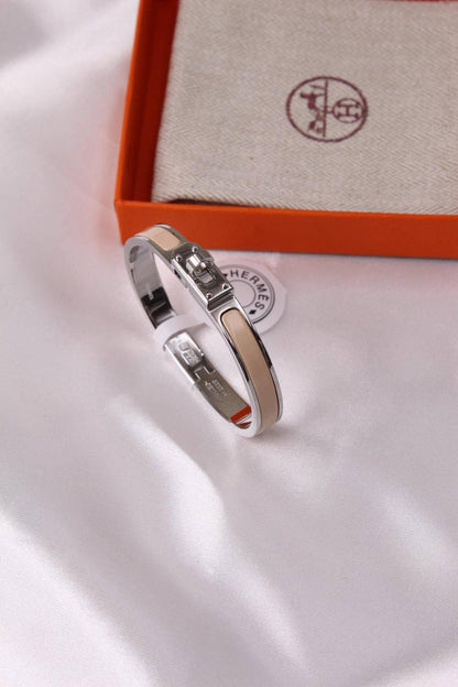 *HERMES*  🧡🐎
    *  ⬆️MINI CLIC KELLY BRACELET
* ⁠↗️ *Super Master Quality* ®️
* ⁠Gold Plated
* ⁠Size 17cm
*125 dhs👑* with *Normal* Box & Bag
*145 dhs👑* with *Orignal* Packaging 🎁

Zain209
♥️♥️♥️
