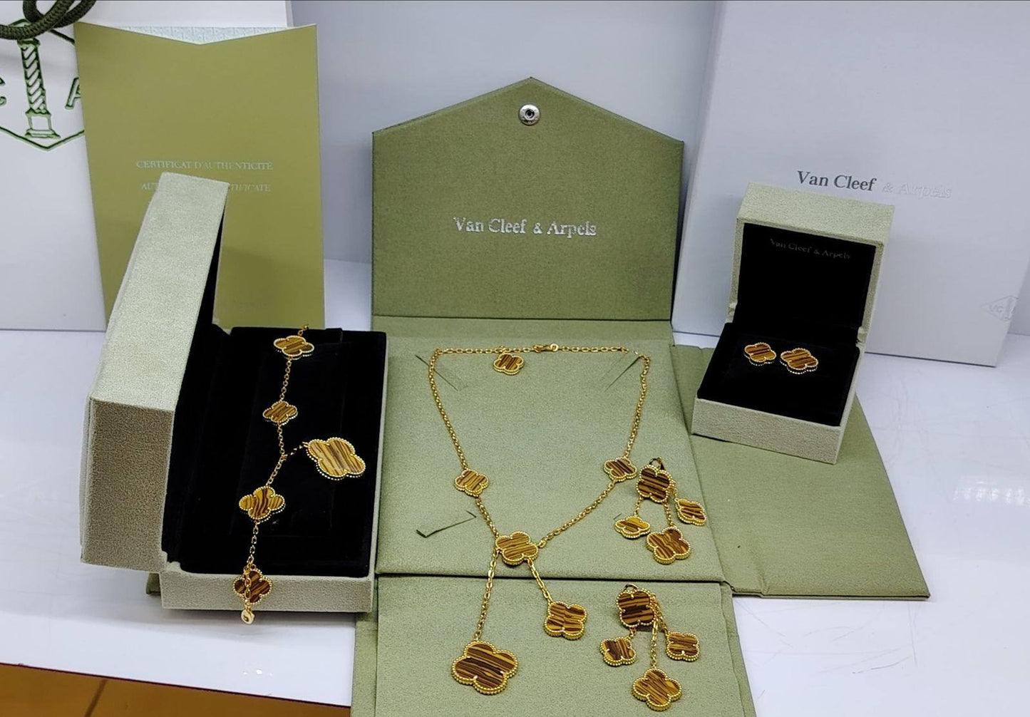 VCA SET❤️‍🔥*
Necklace 🦋
Earring🌸
Ring 💍 free size 
Bracelet 🐦‍🔥
Master quality 💯
With normal boxes 📦 
240 dhs🗽
With master box 🗃️ 
300 dhs🗽

Zain216
♥️♥️♥️
