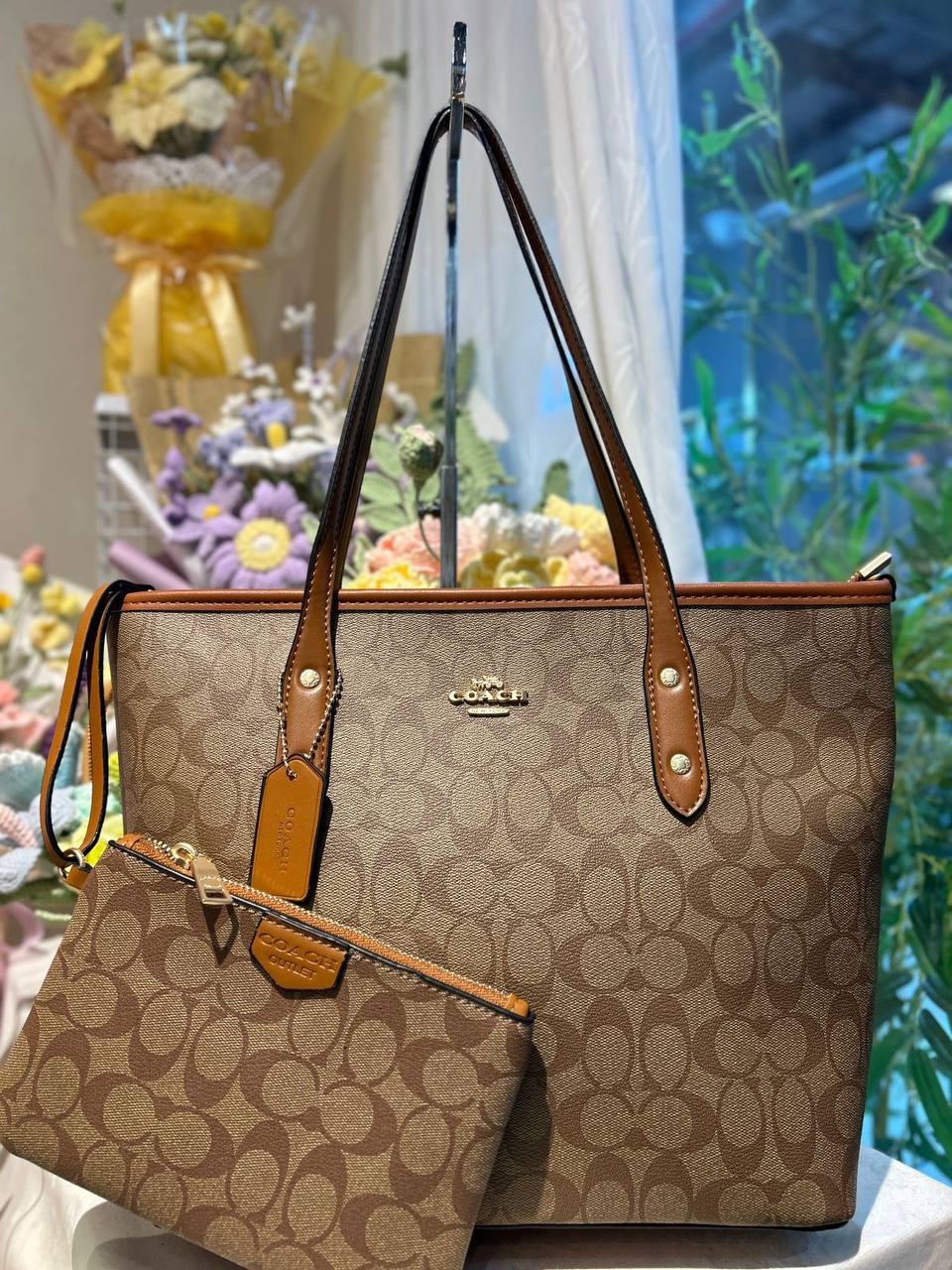 COACH Tote bag
With zipper 
110 dhs✅

Zain254
♥️♥️♥️