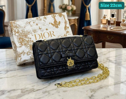 Dior

Good quality 

with box 
115 dhs🇦🇪🇦🇪

Zain186
♥️♥️♥️