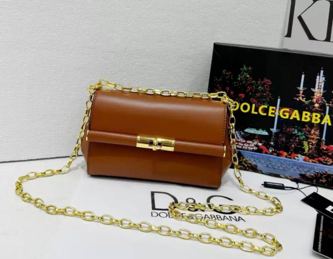 D&G
good quality 
with box
🎁🎁🎁

100 dhs✅

Zain39
♥️♥️♥️