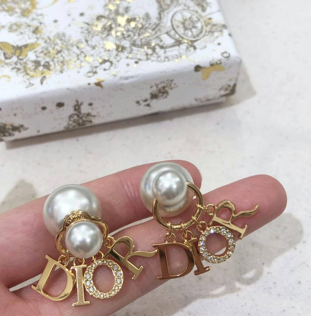 Dior Set* 🎊
Necklace 
Earrings 
Bracelet 
Master Quality 💎

130 dhs🪙🌨️
normal box 📦

Zain48
♥️♥️♥️