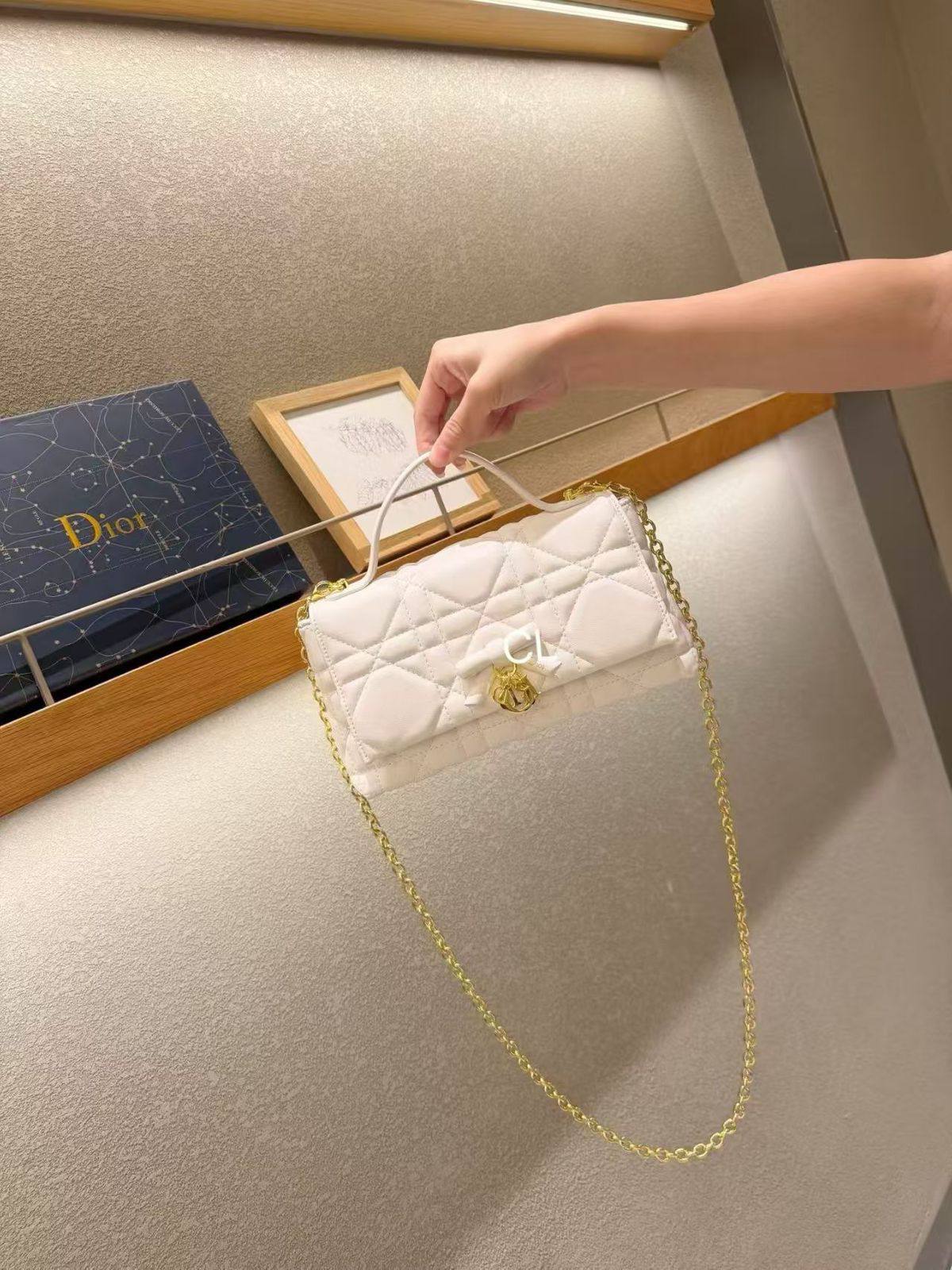 Dior

Withbox 

120 dhs🇦🇪🇦🇪

Zain143
♥️♥️♥️