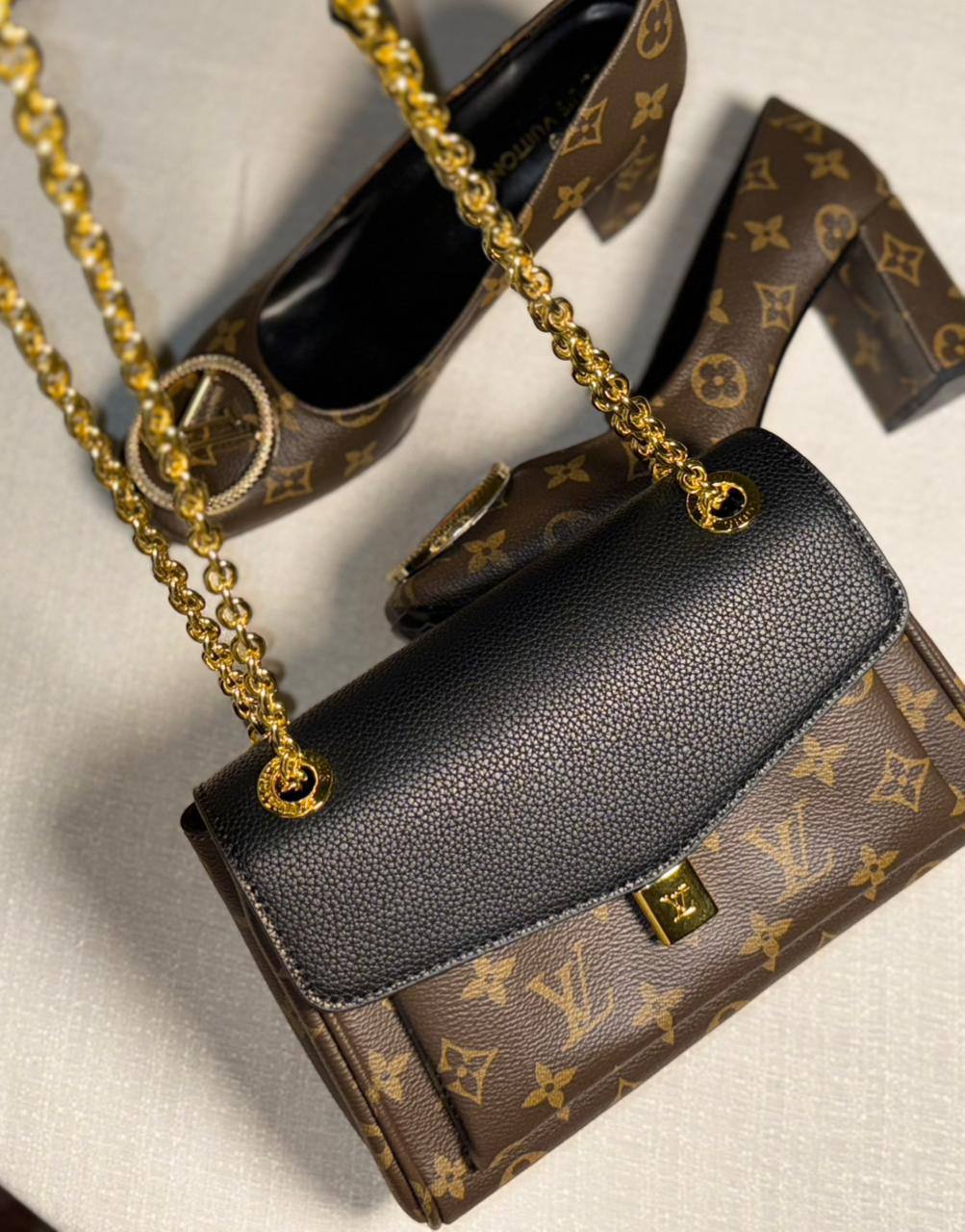 Lv 
heel and bag set 
220 dhs🌺

Zain175
♥️♥️♥️