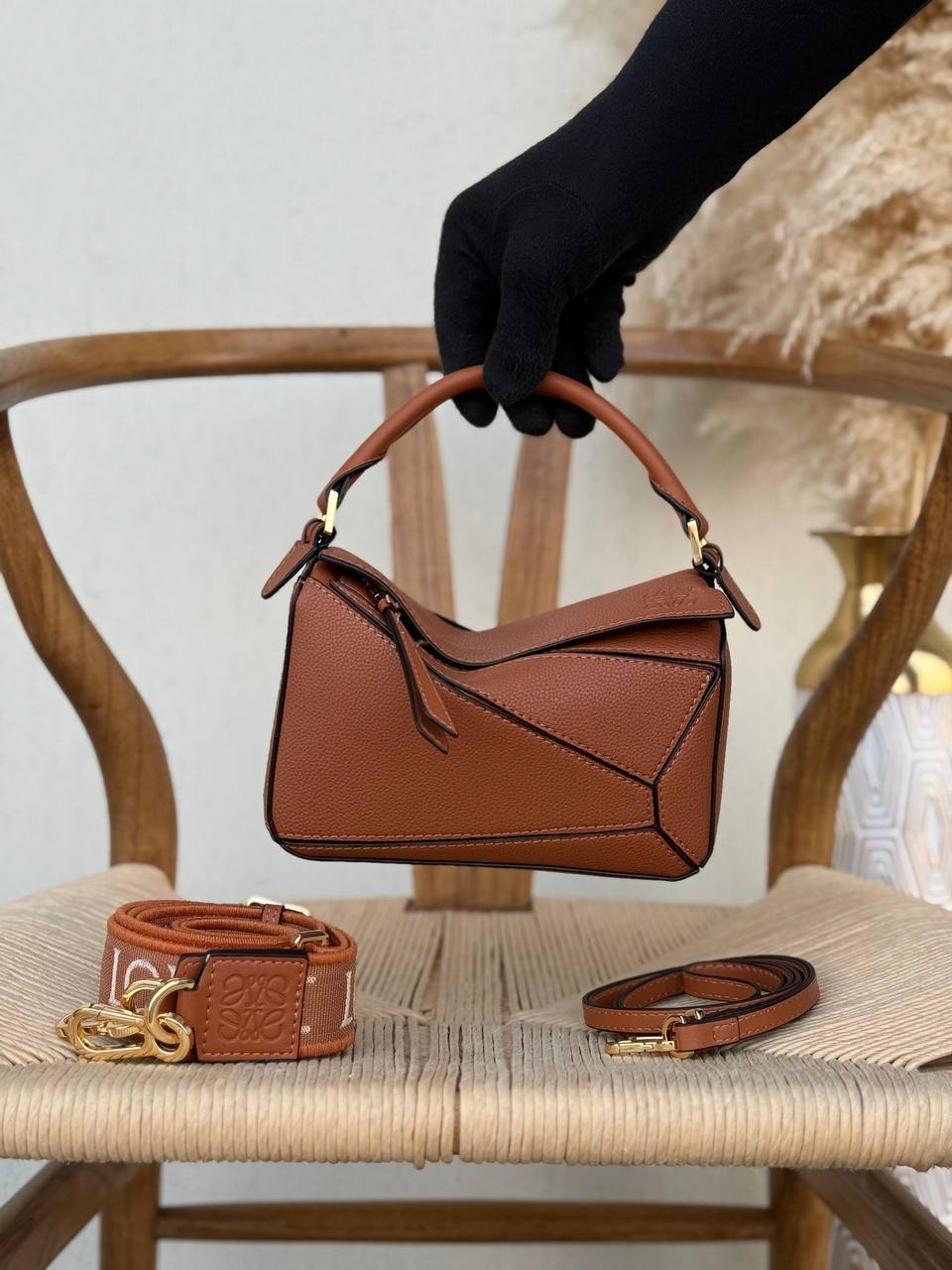 LOEWE

18cm

340 dhs🪙🌨️
Top quality 

With box🎁

Zain167
♥️♥️♥️