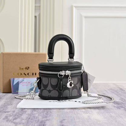 Coach
Coach 
90 dhs🇦🇪🇦🇪
with box
size 11×8.5×9cm

Zain42
♥️♥️♥️