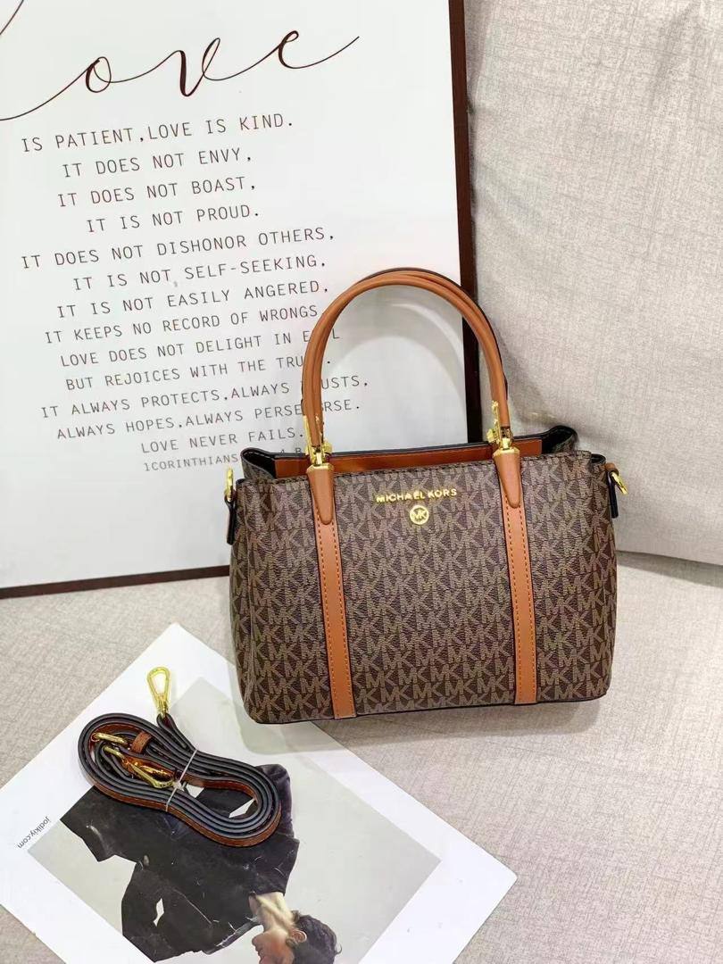 MK
90 dhs🪙💕 

with box 
🎁🎁🎁

high quality

Zain26
♥️♥️♥️