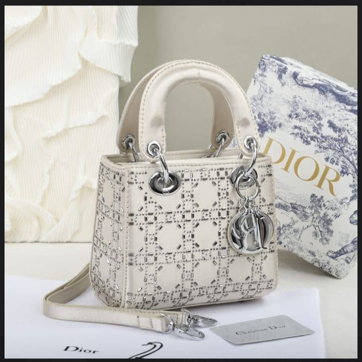 Dior
120 dhs✅
with box
size 17cm

Zain26
♥️♥️♥️