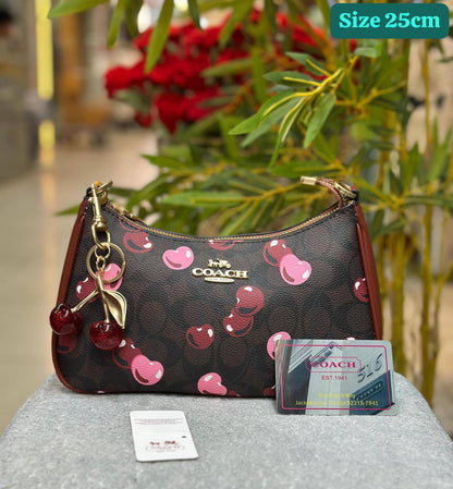 Coach
Best quality

With box’s
🎁🎁🎁

95 dhs🗽
size 25cm

Zain158
♥️♥️♥️