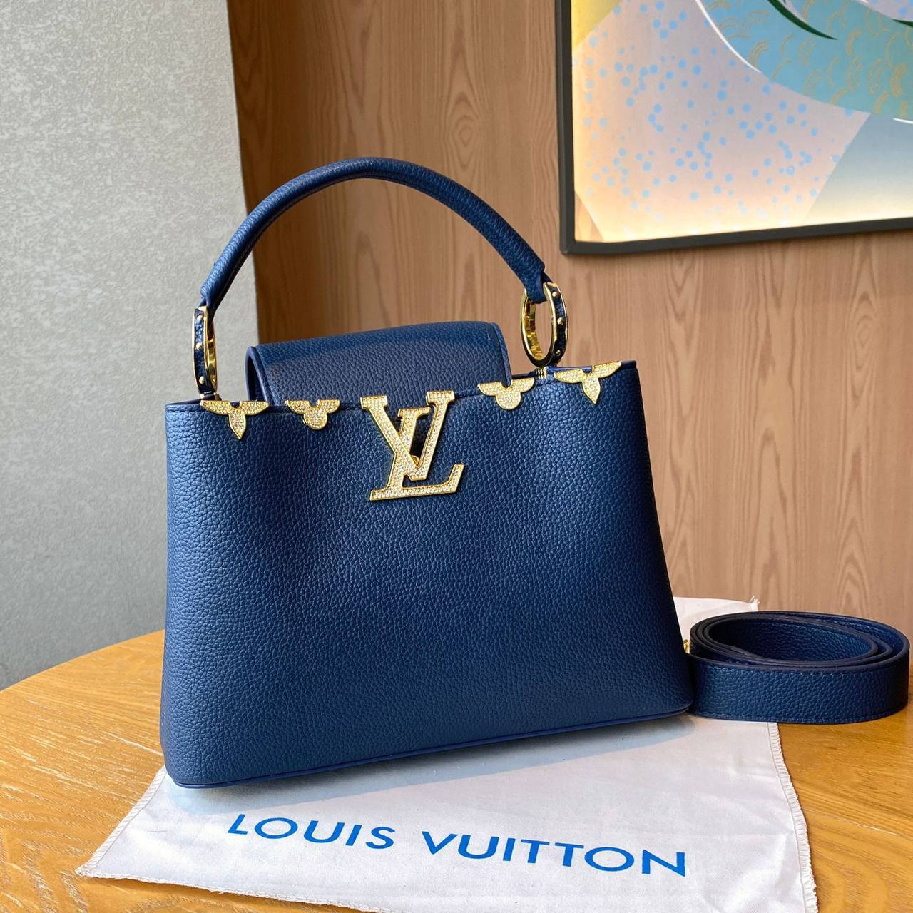 LV
 HIGH QUALITY 
WITH BOX 🎁
140 dhs✅

Zain295
♥️♥️♥️