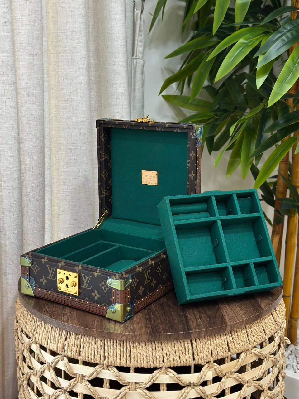 BRAND- LOUIS VUITTON 
*❗️JEWELLERY BOX❗*
*SUPER MASTER QUALITY ❗*
950 dhs✅
*WITH  PAPERBAG❗*

Zain267
♥️♥️♥️