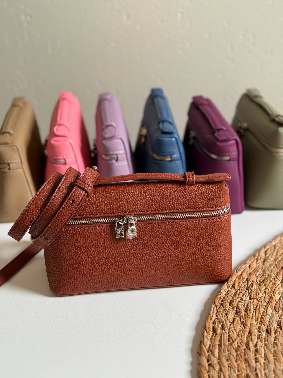 LORO PIANA
19cm
320 dhs🇦🇪🇦🇪
Top quality 
With box🎁

Zain167
♥️♥️♥️