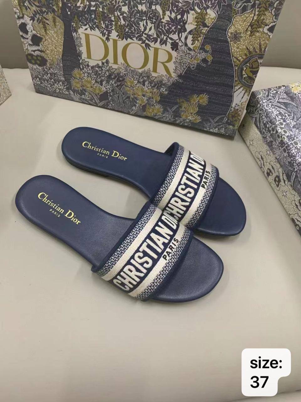 🎉Discount 💗 Dior / Hermes slipper
Limit Stock ⛔️
Size : 37-40 
70 dhs🪙💕
with box +🎁

Zain115
♥️♥️♥️