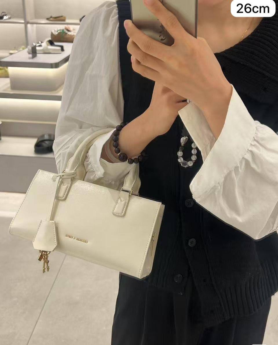 💖 CK Hand bag
1️⃣ First quality +🎁
Size : 26 * 15 * 10 cm
115 dhs✅
with box 🎁

Zain115
♥️♥️♥️