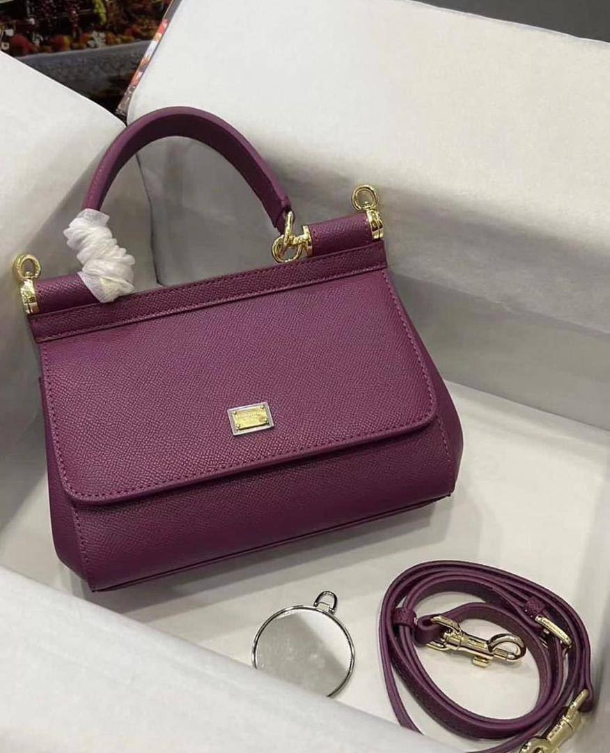 D&G
95 dhs🪙
size：20CM
Good quality 

with box
🎁🎁🎁

Zain35
♥️♥️♥️