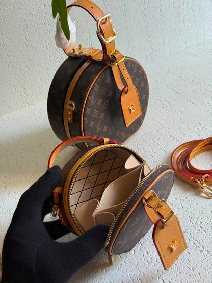*Louis Vuitton Petite Boite bag*👀🧡
LV
*Size: mini 13cm, Large 17.5cm*

*Super high quality🤩🪐👌🏼*
For Price 👇 WhatsApp✅
0568585901 
0507557372
0552275751 Owner Zain 👌

Zain325
♥️♥️♥️
