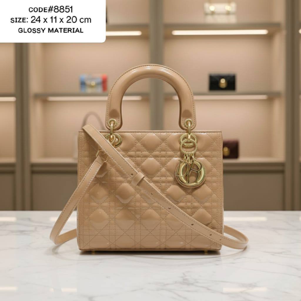 CHRISTIAN LADY DIOR
ɢʟᴏssʏ ᴍᴀᴛᴇʀɪᴀʟ
ɢᴏʟᴅ ʜᴀʀᴅᴡᴀʀᴇ
ᴡɪᴛʜ ᴡᴇʙ ʟᴏɴɢ sᴛʀᴀᴘ
sɪᴢᴇ: 24 cm
ᴡɪᴛʜ BOX
🎁🎁🎁

110 dhs✅

Zain31
♥️♥️♥️
