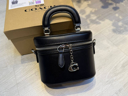 Coach mini vanity case

15cm
95 dhs❣️

with BOX
🎁🎁🎁

Zain44
♥️♥️♥️