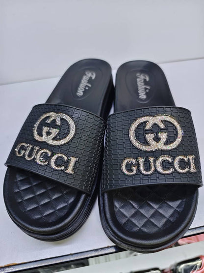 Gucci Slippers 
70 dhs✅ Same Photo Same Video👌👌👌
Size 37-41

Zain200
♥️♥️♥️