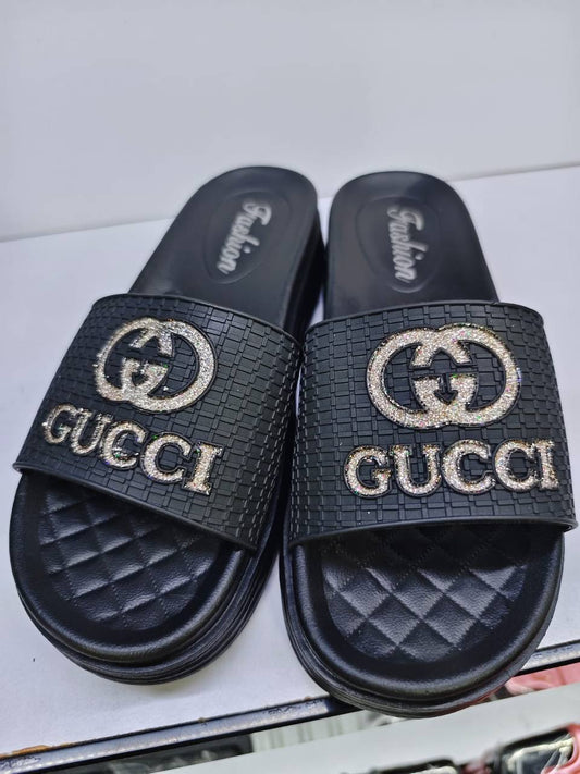 Gucci Slippers 
70 dhs✅ Same Photo Same Video👌👌👌
Size 37-41

Zain200
♥️♥️♥️
