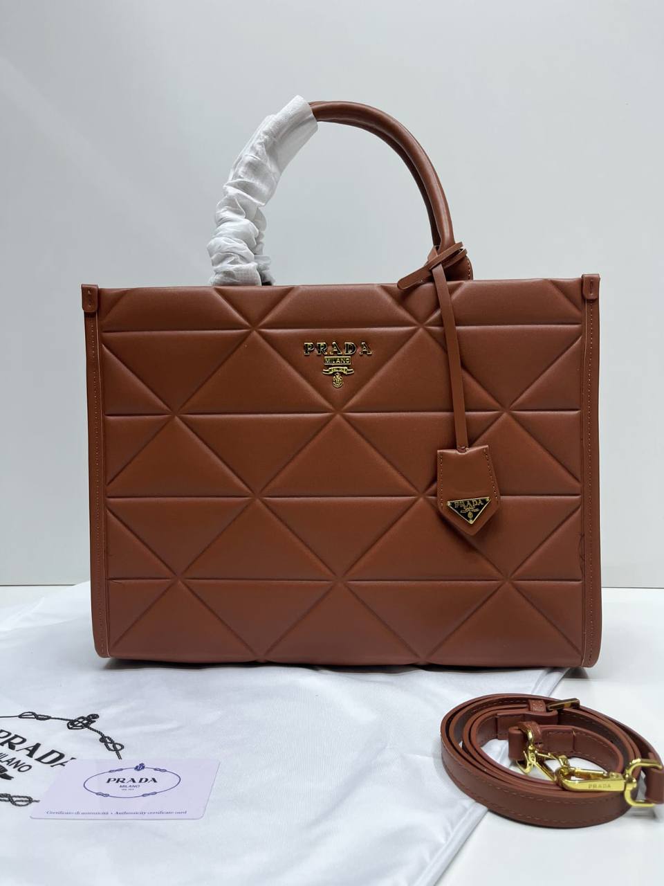 Prada 
100 dhs✅
size 37×10×29 cm

Zain213
♥️♥️♥️