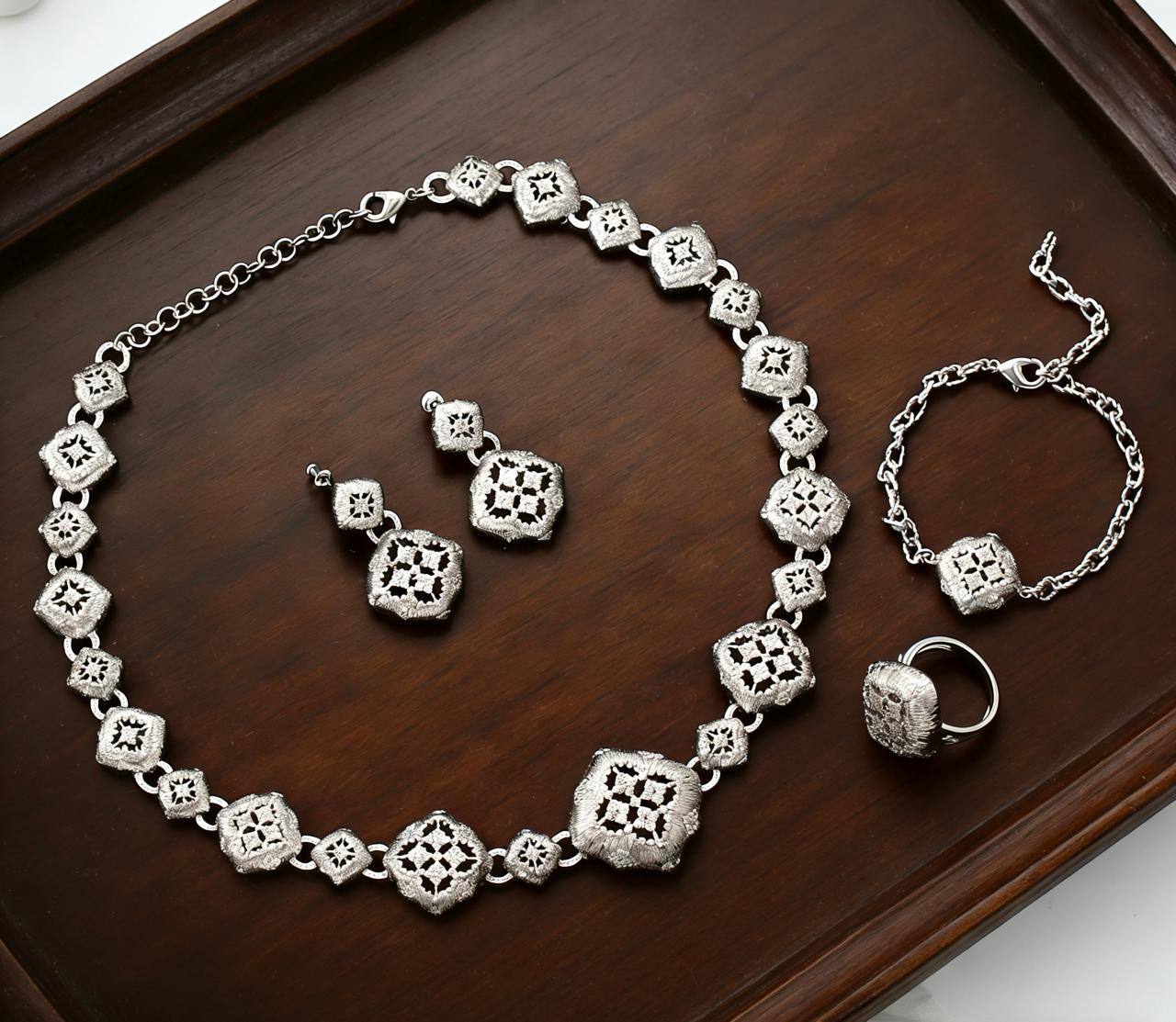 MASTER SET
NECKLACE 
BRACELET 
EARRINGS 
RING
 330 DHS🇦🇪🇦🇪💫✨

Zain89
♥️♥️♥️