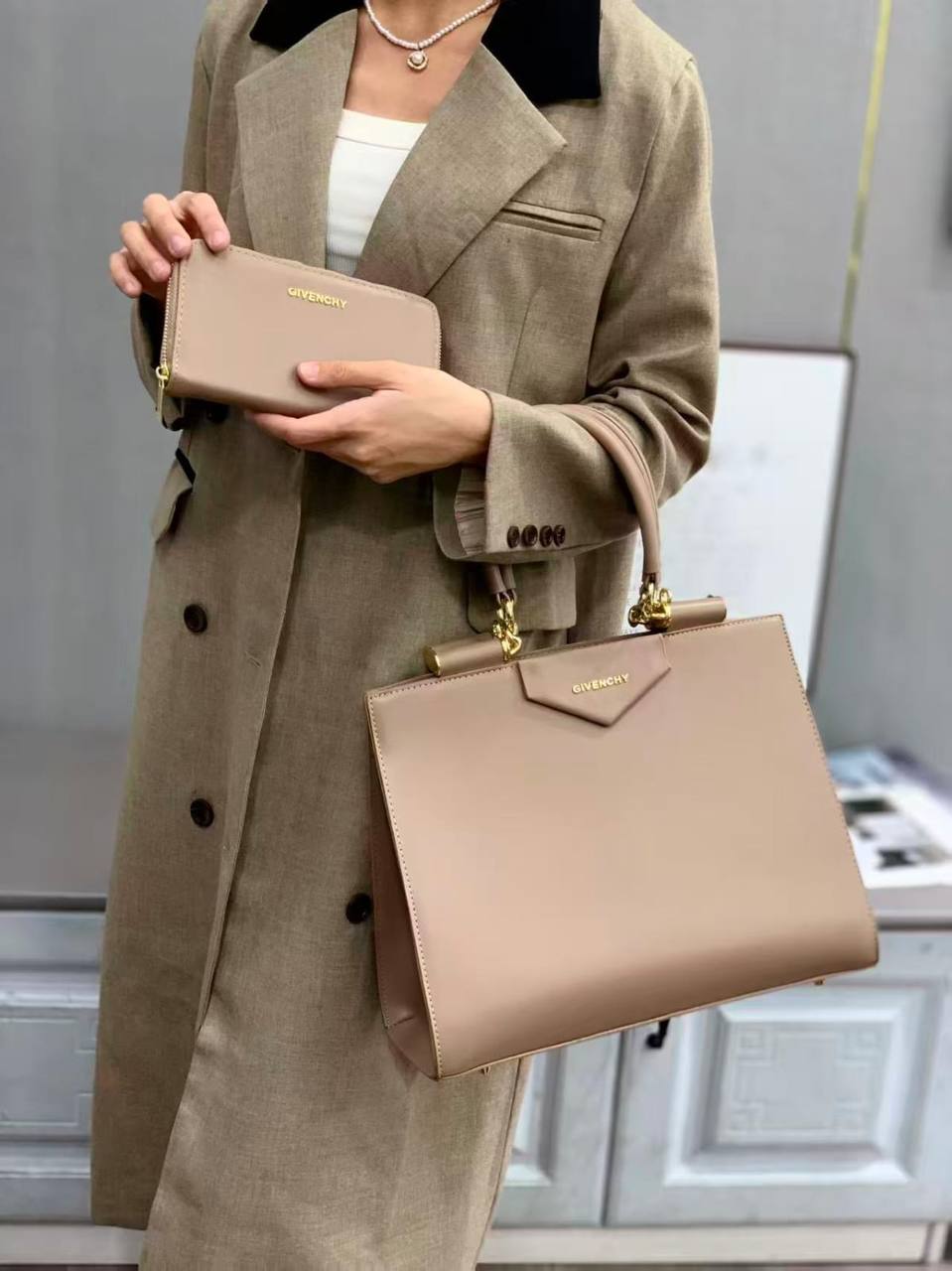 Givenchy
Givenchy size 35 cm 
Good quality 
120 dhs✅

Zain278
♥️♥️♥️