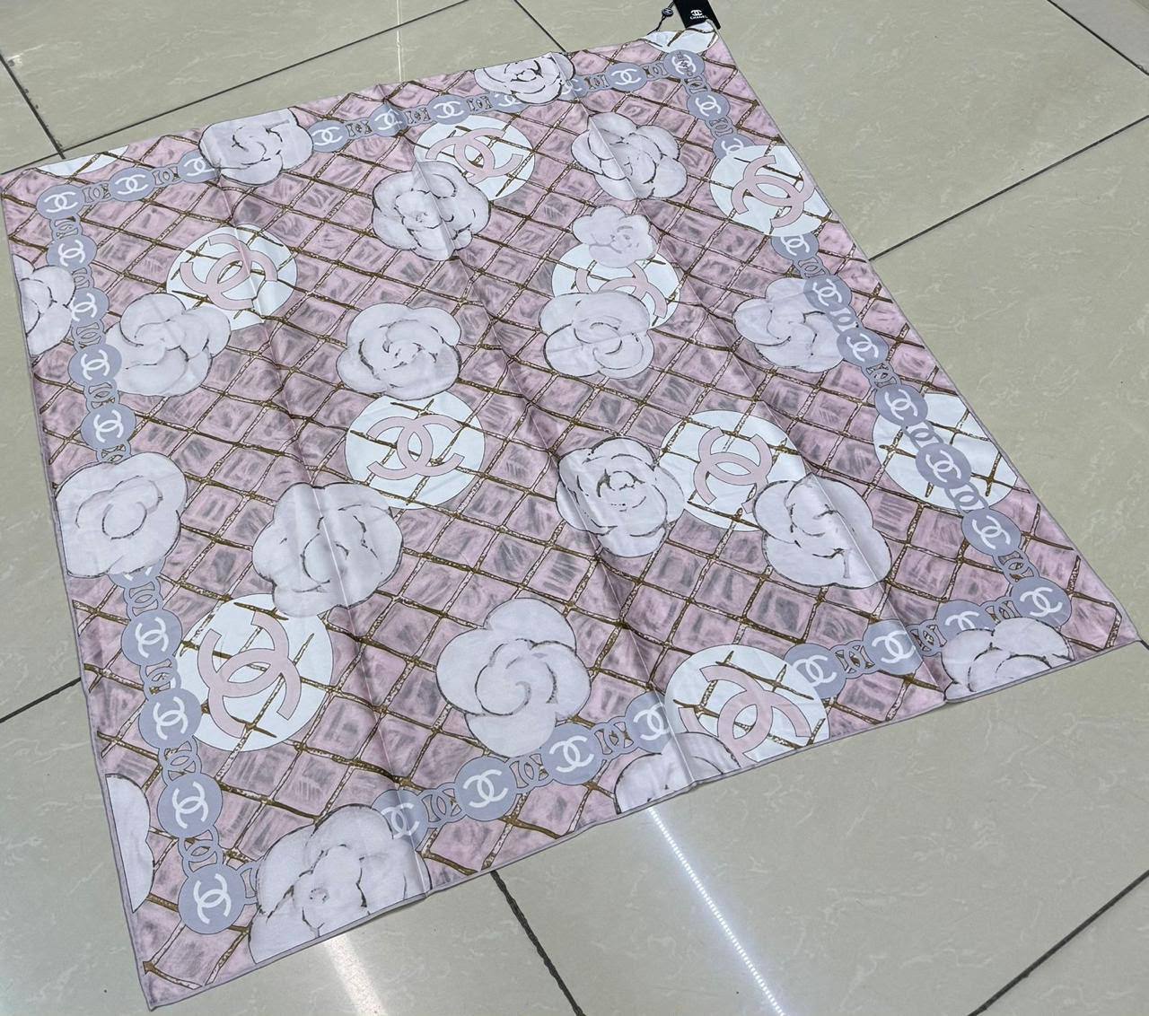 Silk square scarf 
40 dhs🇦🇪🇦🇪
Size 90*90

Zain93
♥️♥️♥️