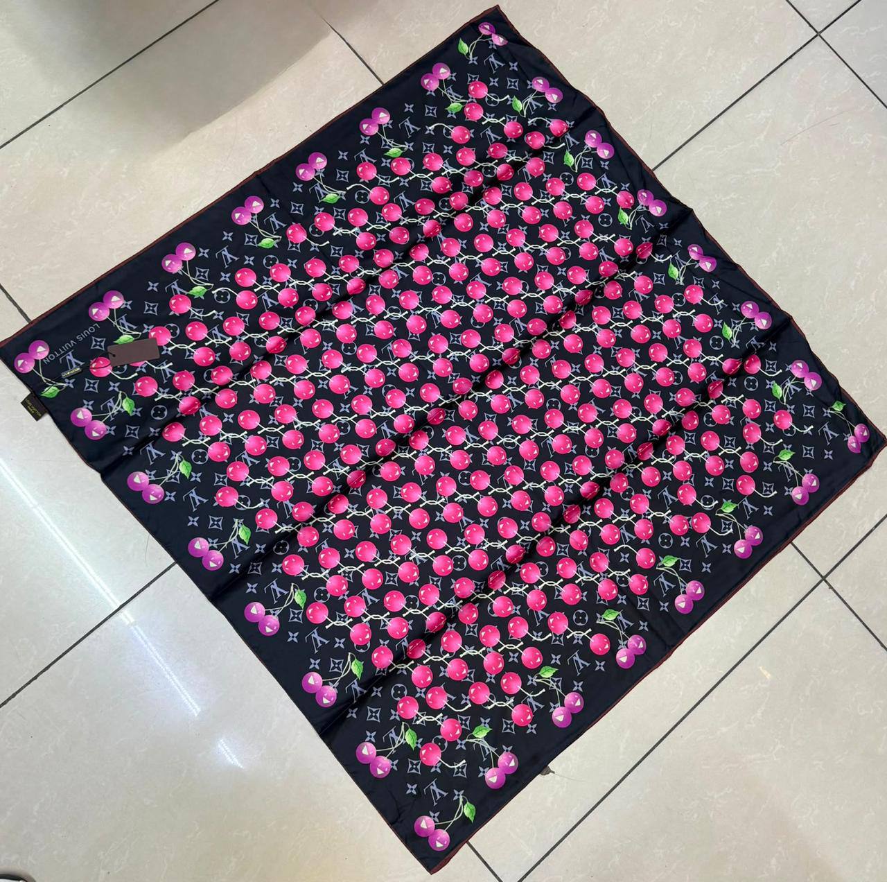 Silk square scarf 
40 dhs🇦🇪🇦🇪
Size 90*90

Zain93
♥️♥️♥️