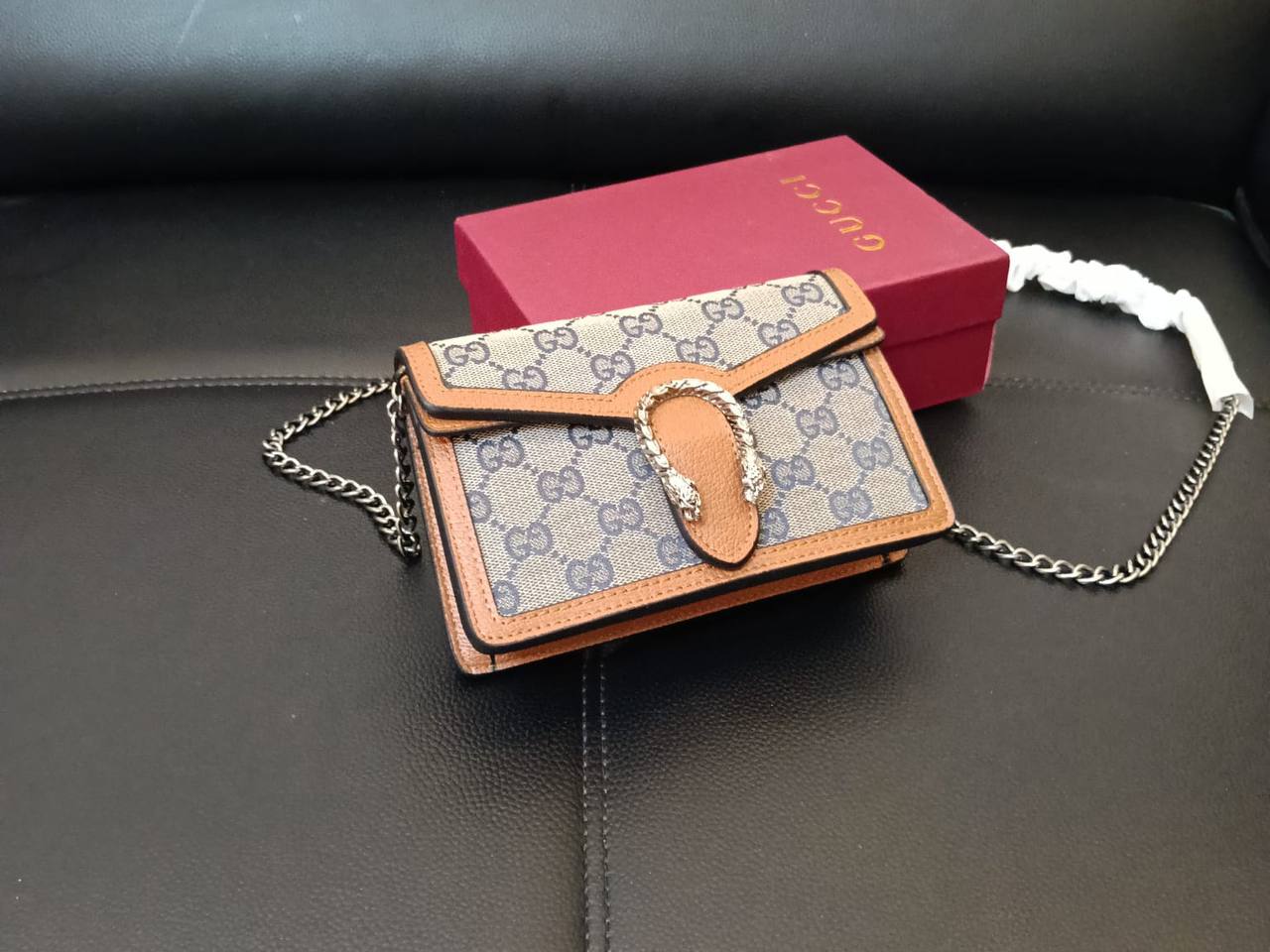 Gucci
90 dhs🇦🇪🇦🇪
with box
size 19cm

Zain26
♥️♥️♥️