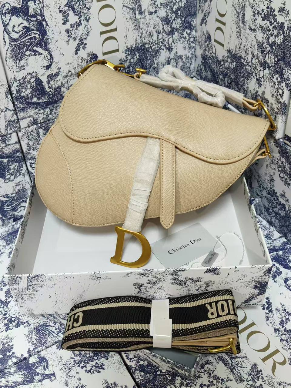 Dior 

with box
🎁🎁🎁

115 dhs🪙🌨️

Zain177
♥️♥️♥️