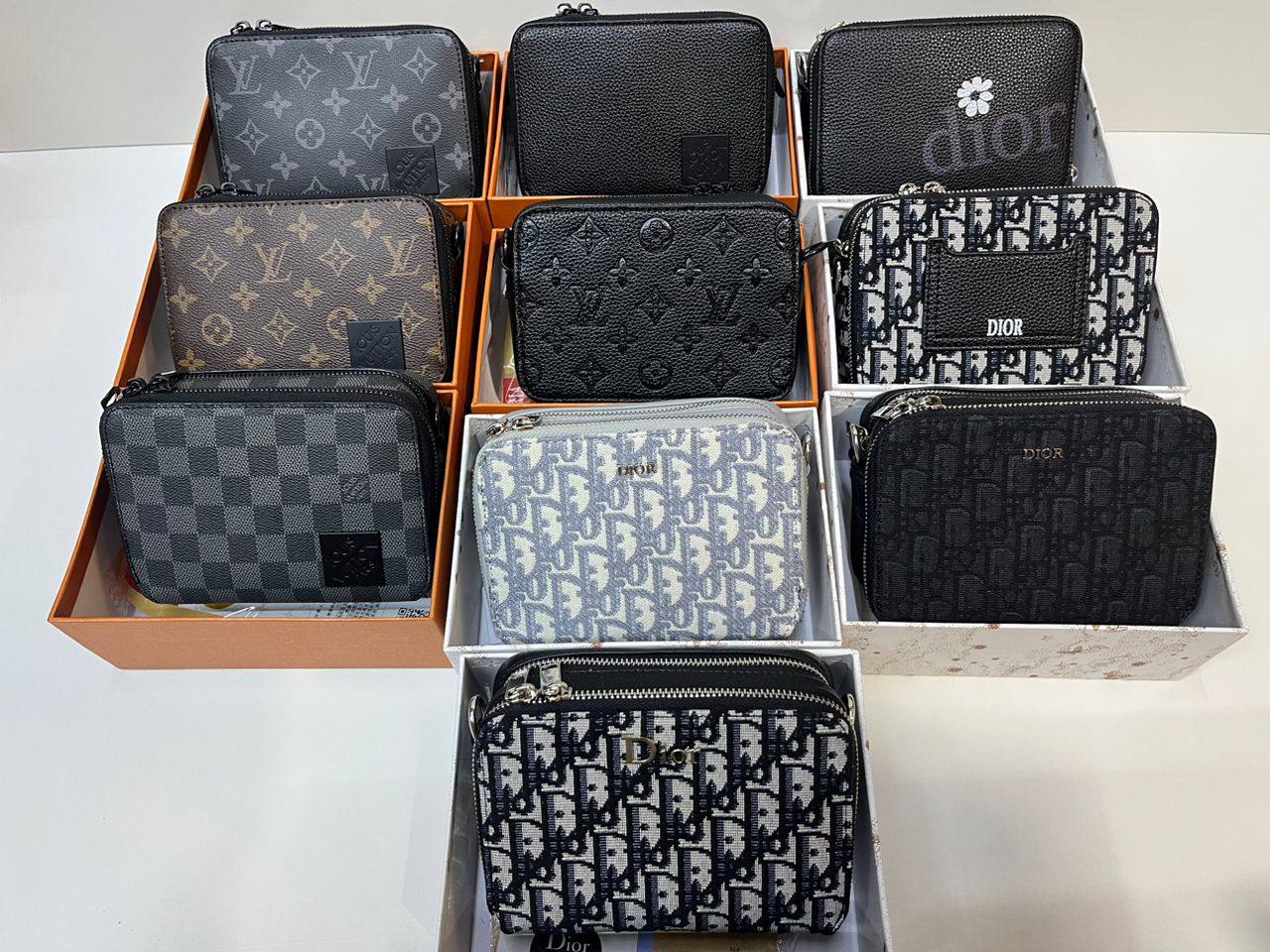 LV Dior

90 dhs✅

with box
🎁🎁🎁

size 17×6×12cm

Zain213
♥️♥️♥️
