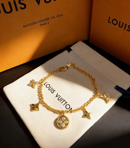 BRACELET
MASTER✨💫
50 DHS💓⭐
 WITH BOX AND PAPER BAG🎁🛍️

Zain89
♥️♥️♥️