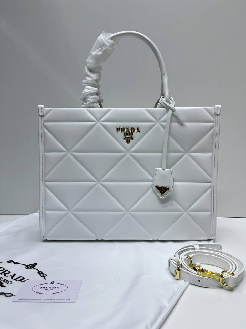 Prada 
100 dhs✅
size 37×10×29 cm

Zain213
♥️♥️♥️