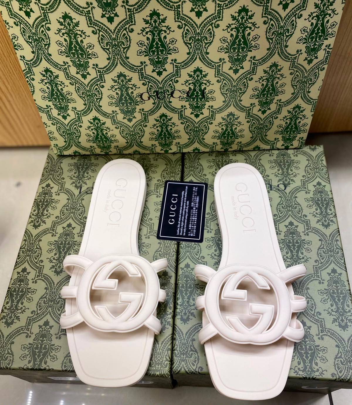 Gucci slipper
Size 36-41
90 dhs✅

Zain296
♥️♥️♥️