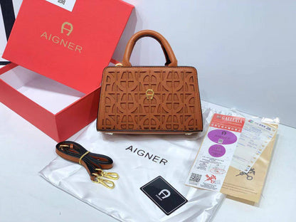 Aigner
115 dhs❤️
SIZE：22CM
Good quality 

with box
🎁🎁🎁

Zain35
♥️♥️♥️