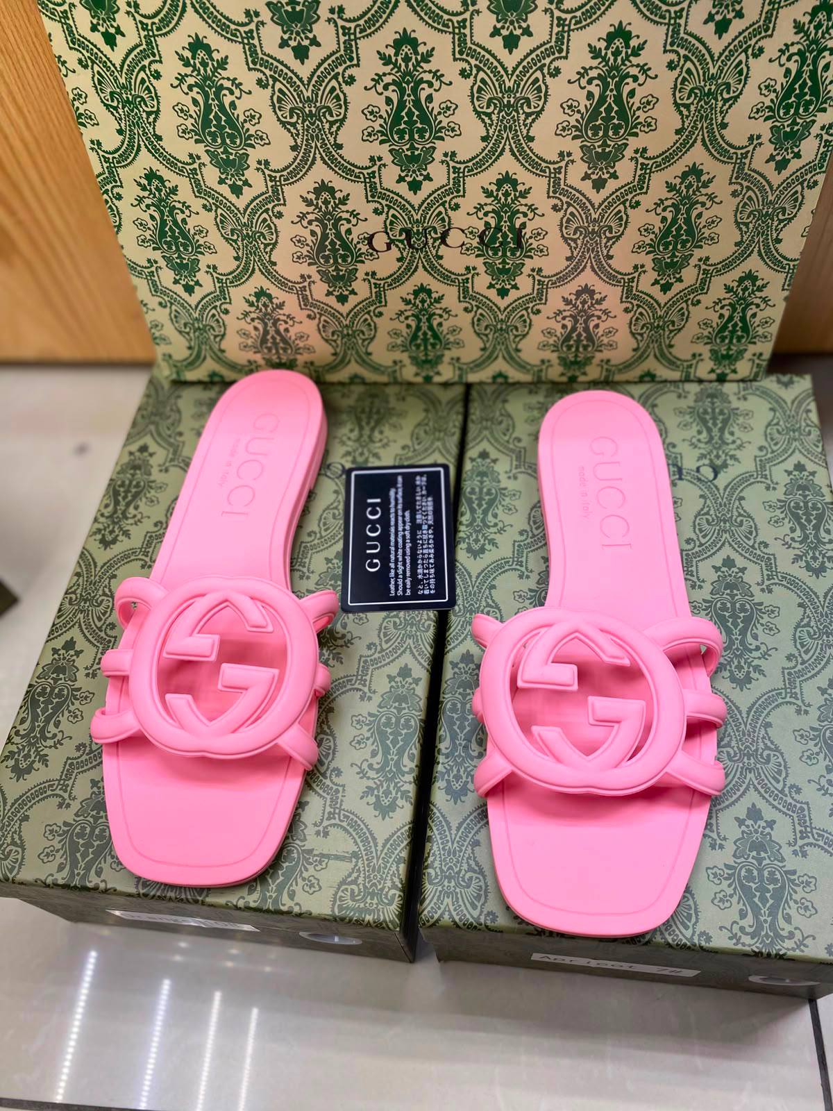 Gucci slipper
Size 36-41
90 dhs✅

Zain296
♥️♥️♥️