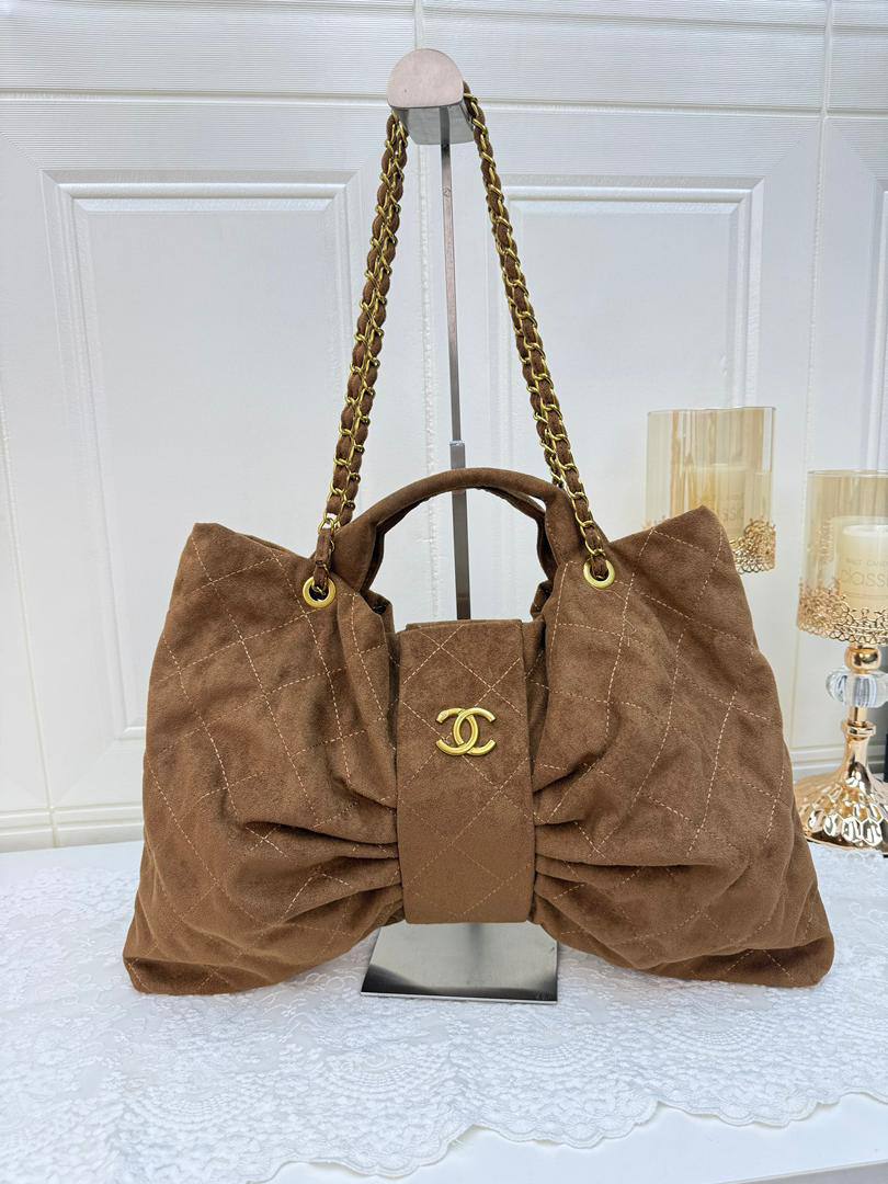 Chanel
95 dhs🌺
size 43×4×32cm

Zain42
♥️♥️♥️