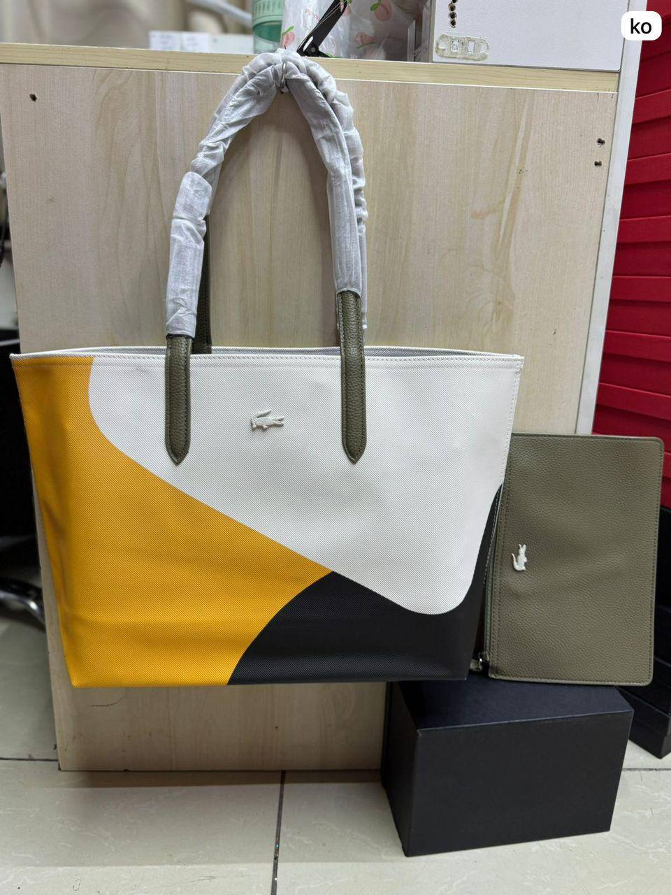 🌟 LACOSTE 🐊 New 2 in 1
Double-sided usable bag
Size: 47 * 29 cm
95 dhs🪙🖤

Zain115
♥️♥️♥️