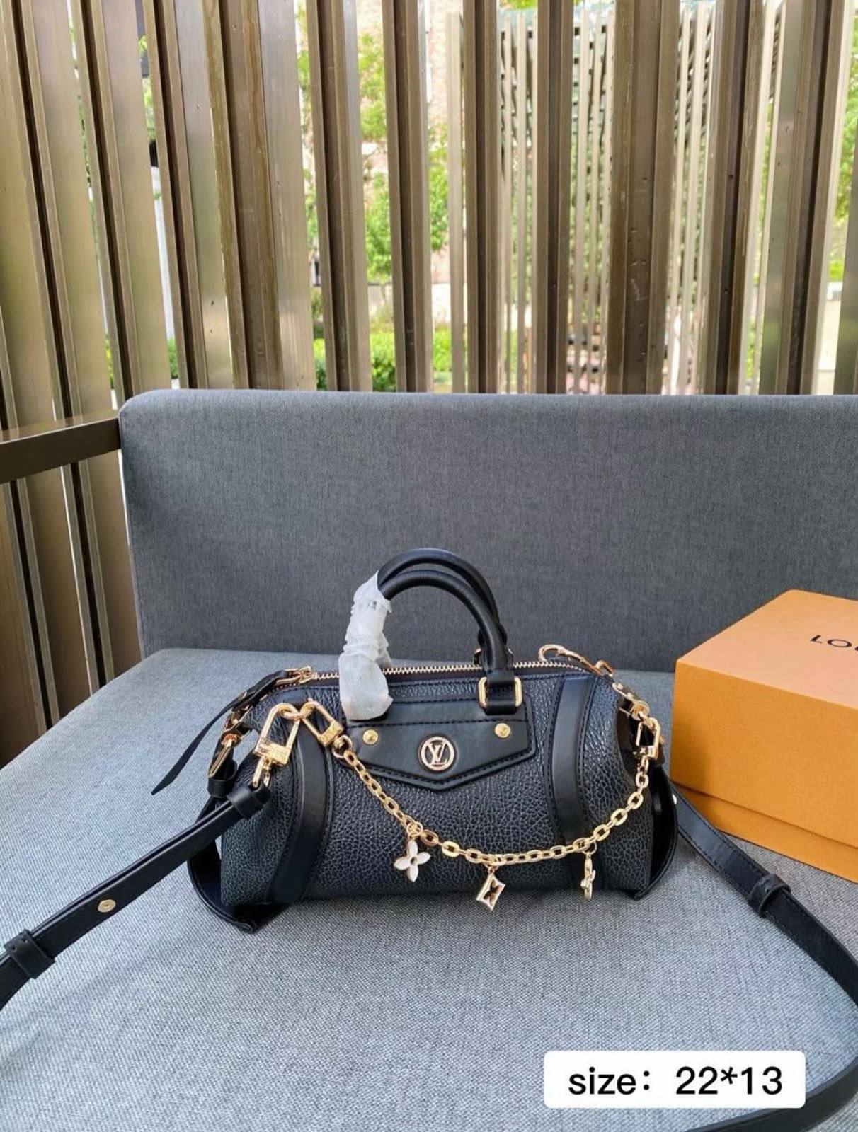 LV 
Master❣️❣️
       22Cm
250 dhs✅

Zain131
♥️♥️♥️