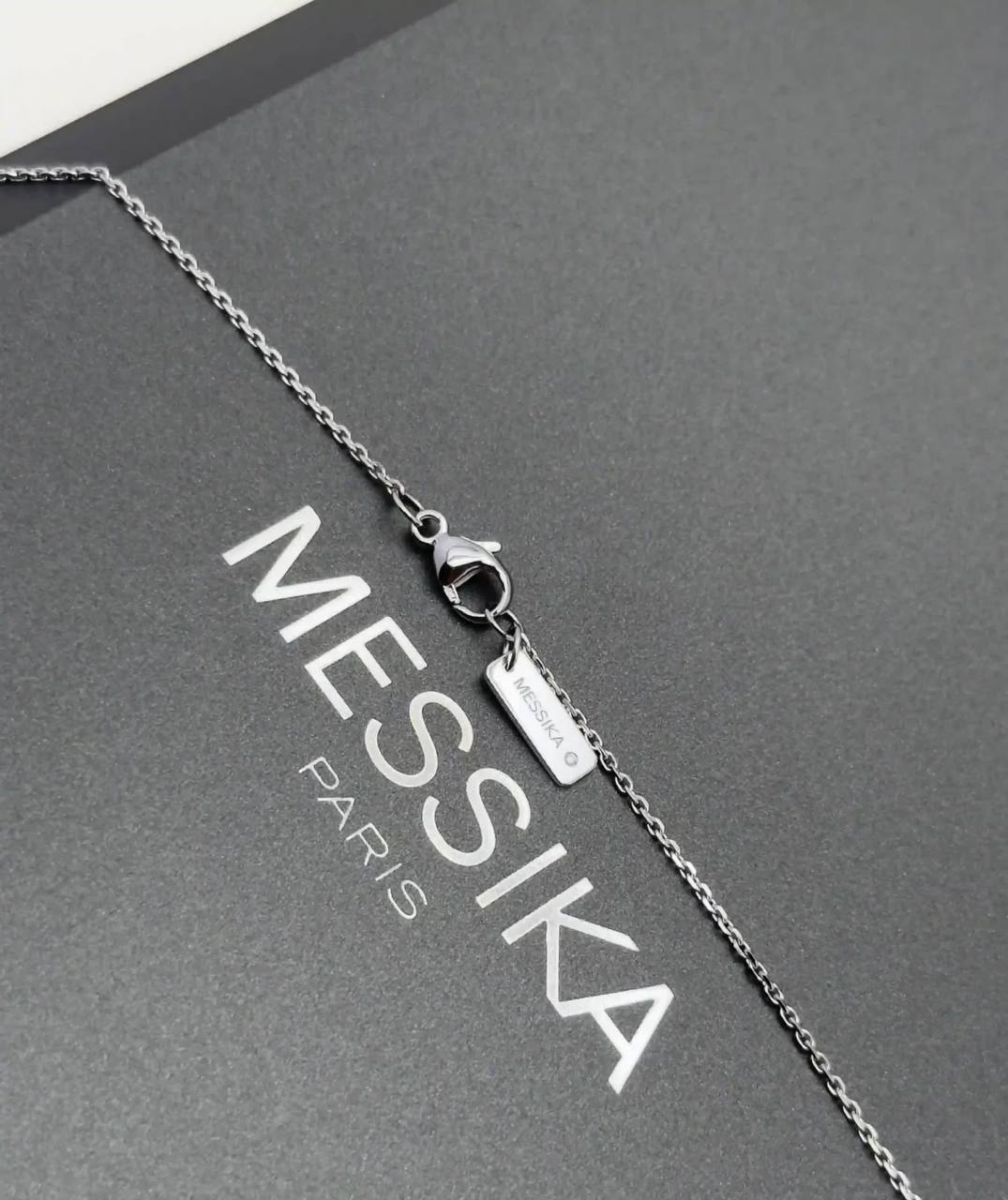 Messika ❤️‍🔥*
Necklace 💥
Master quality 💯
With normal boxes 🗃️ 
55 dhs💓
With master box 📦 
90 dhs💓

Zain216
♥️♥️♥️