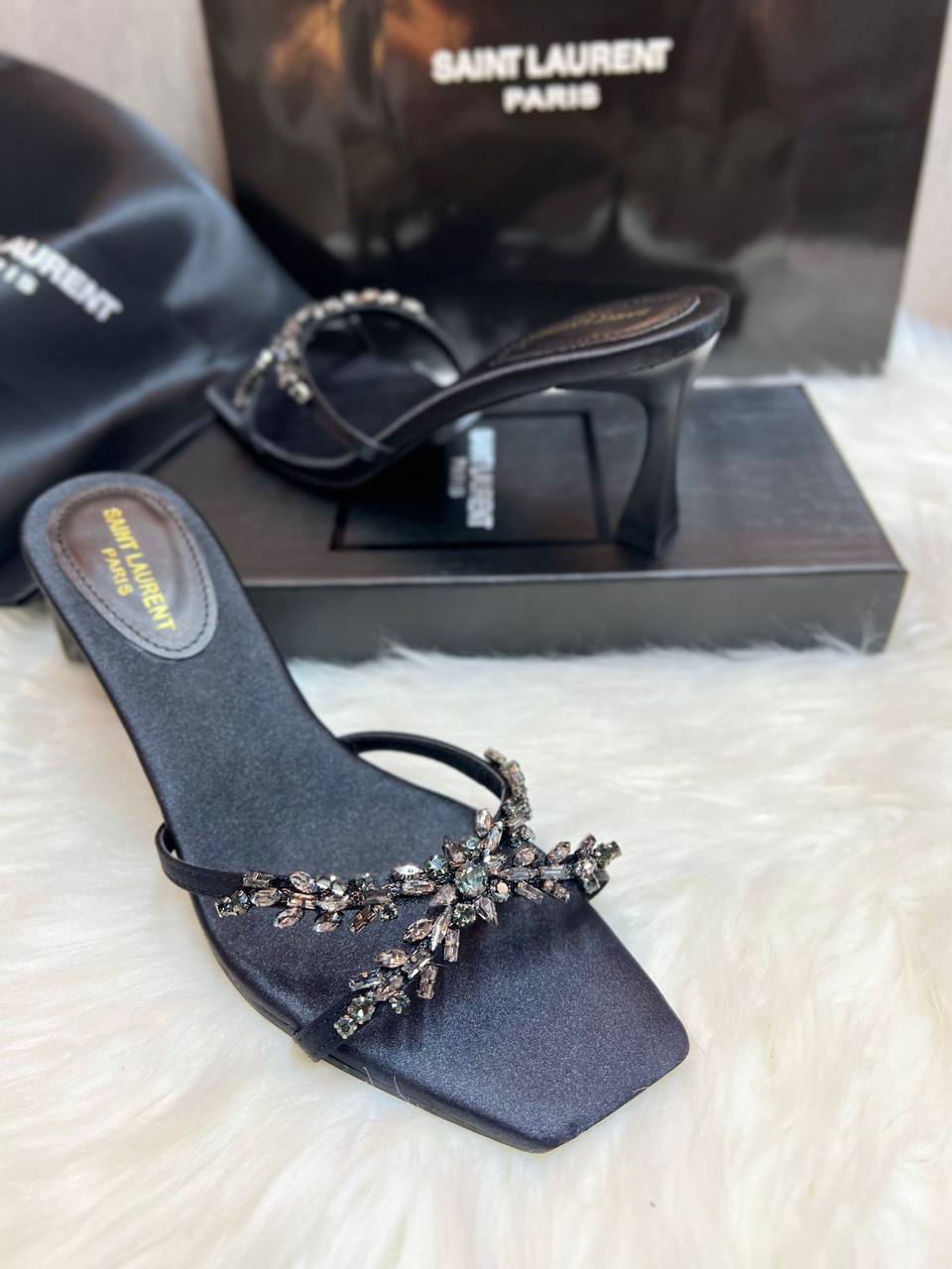 OFFER 
Discount
140 dhs🪙🖤
SIZE 36-41 available
Limit Stock

Zain88
♥️♥️♥️