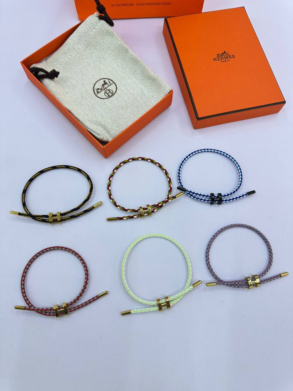 Hermes ❤️‍🔥*
Bracelet 🦋
good quality 💯
With black boxes 📦 
20 dhs✅
With normal boxes 🗃️ 
And paper bag🛍️
30 dhs✅
With master box 📦 
40 dhs✅

Zain216
♥️♥️♥️
