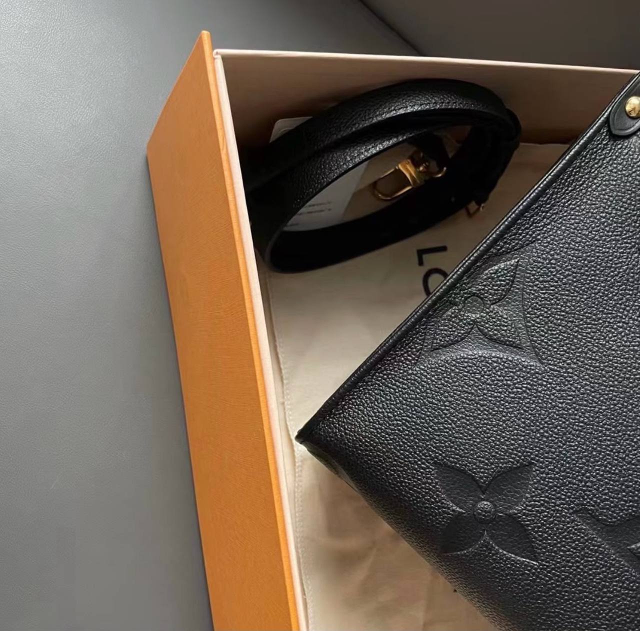 LOUIS VUITTON 

ON THE GO SMALL SIZE 

NEW CAME 

GOOD QUALITY 

WITH BOX 

90  DHS🇦🇪🇦🇪🇦🇪

Zain295
♥️♥️♥️