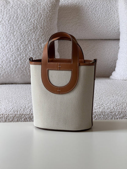 Hermes
picotin 18cm💕master quality😍with box❤️
350 dhs❤️💚❤️

Zain52
♥️♥️♥️