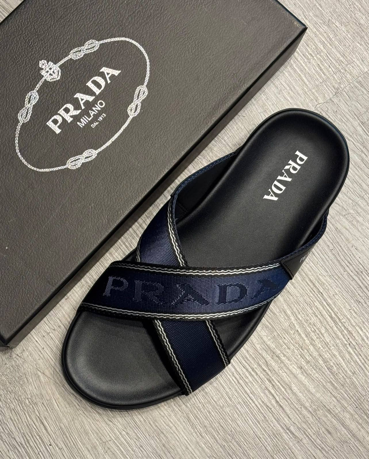 Prada 
Fendi
Slippers

40 to45 

115 dhs🇦🇪🇦🇪

Zain183
♥️♥️♥️