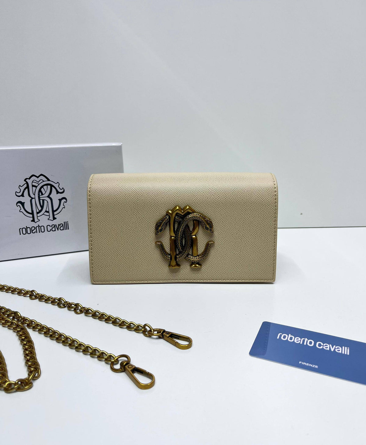 Roberto cavalli

with box

size 20×8×11cm
95 dhs🇦🇪🇦🇪

Zain213
♥️♥️♥️